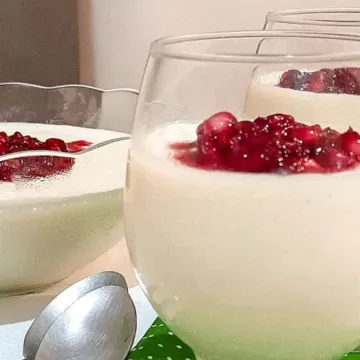 Gelatina de leite em pó com calda de romã