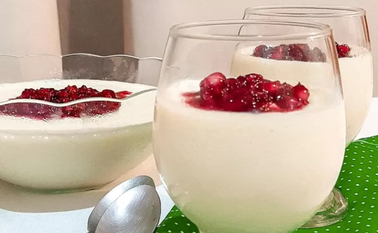 Receita de Gelatina de leite em pó com calda de romã