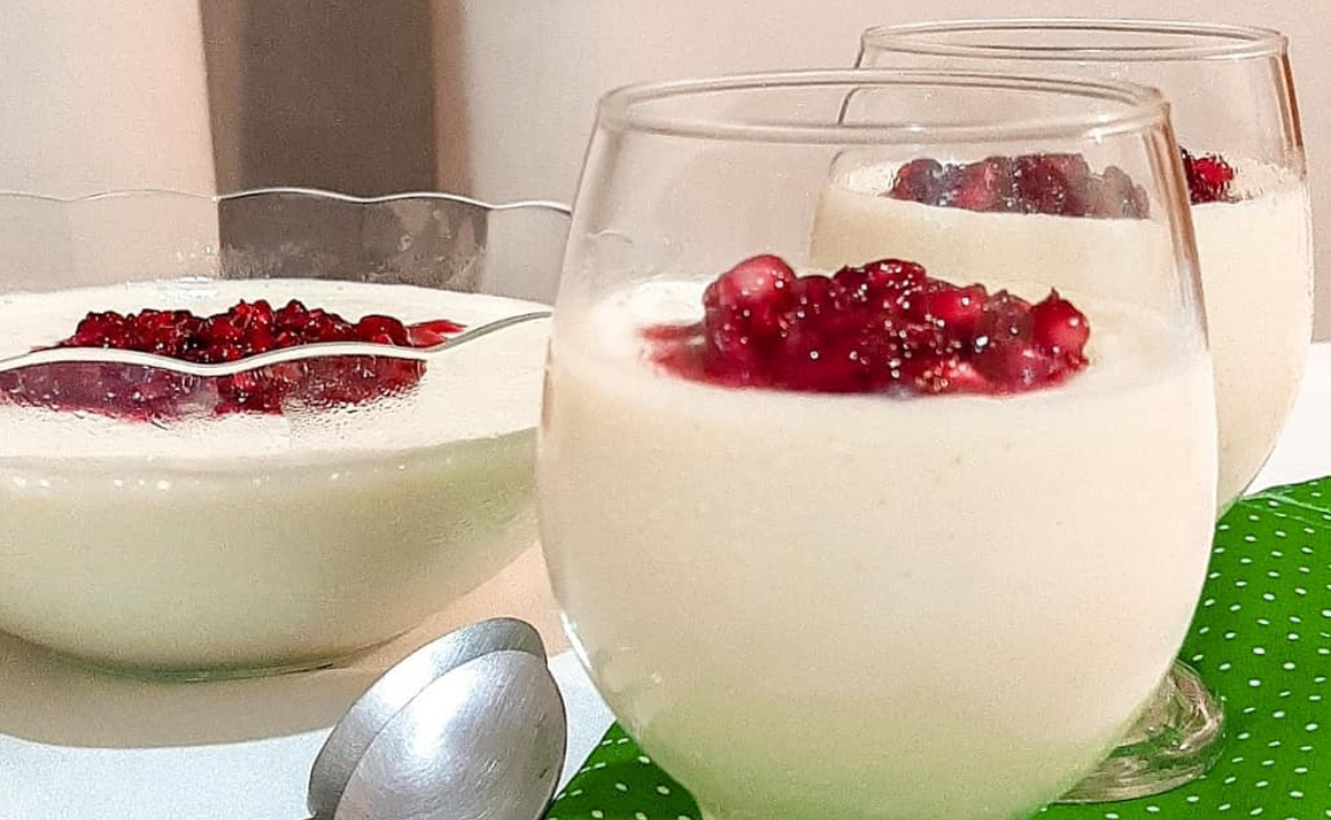 Gelatina de leite em pó com calda de romã
