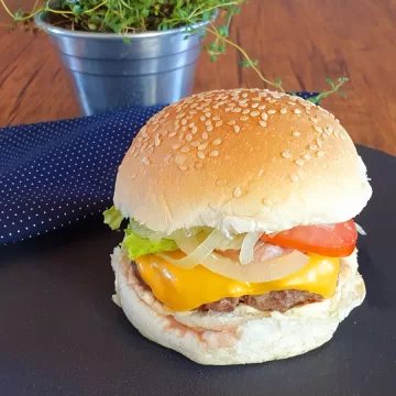 Hambúrguer com cebola caramelizada fácil