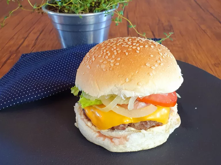 Receita de Hambúrguer com cebola caramelizada fácil