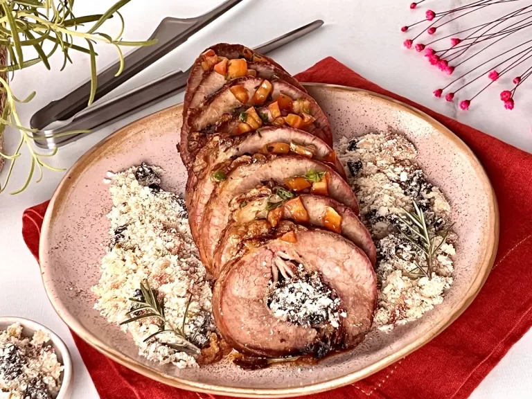 Receita de Lagarto assado recheado com bacon e farofa