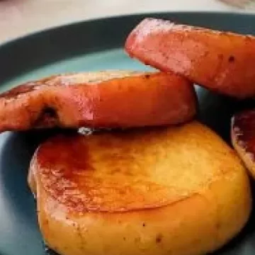 Maçã caramelizada na manteiga