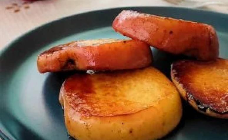 Maçã caramelizada na manteiga