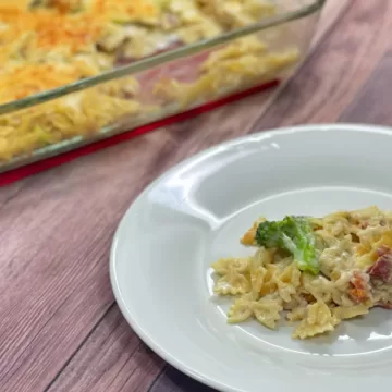 Macarrão ao molho branco com brócolis e bacon