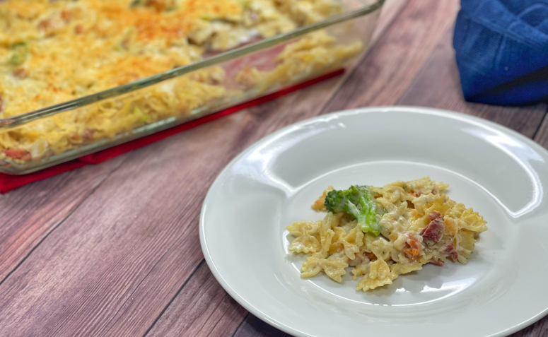 Macarrão ao molho branco com brócolis e bacon