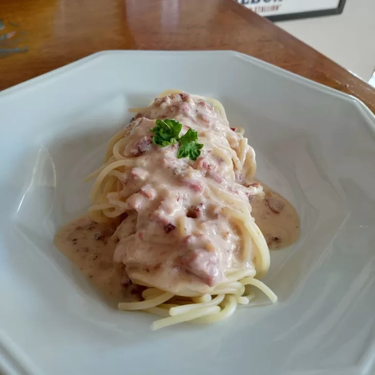 Receita de Macarrão ao molho branco com calabresa