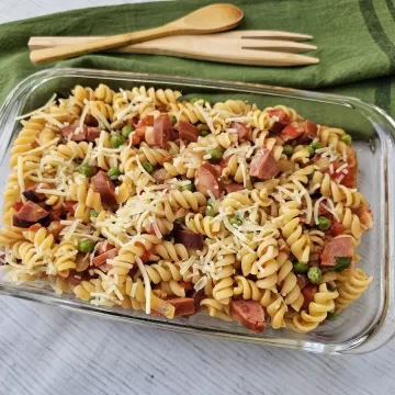Macarrão ao molho de bacon e calabresa
