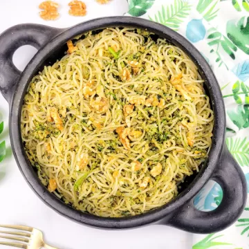 Macarrão ao molho pesto fácil