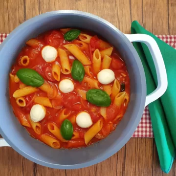 Macarrão caprese fácil