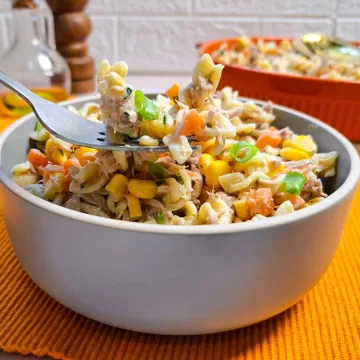 Macarrão com atum e maionese