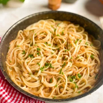Macarrão com atum e molho de tomate