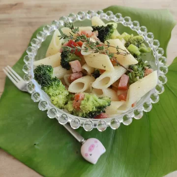 Macarrão com brócolis e bacon fácil