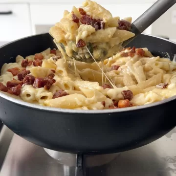 Macarrão com creme de milho e bacon