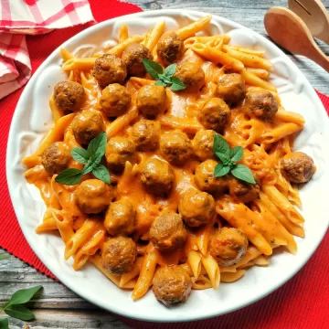 Macarrão cremoso com almôndegas