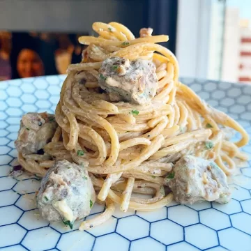 Macarrão cremoso com filé mignon