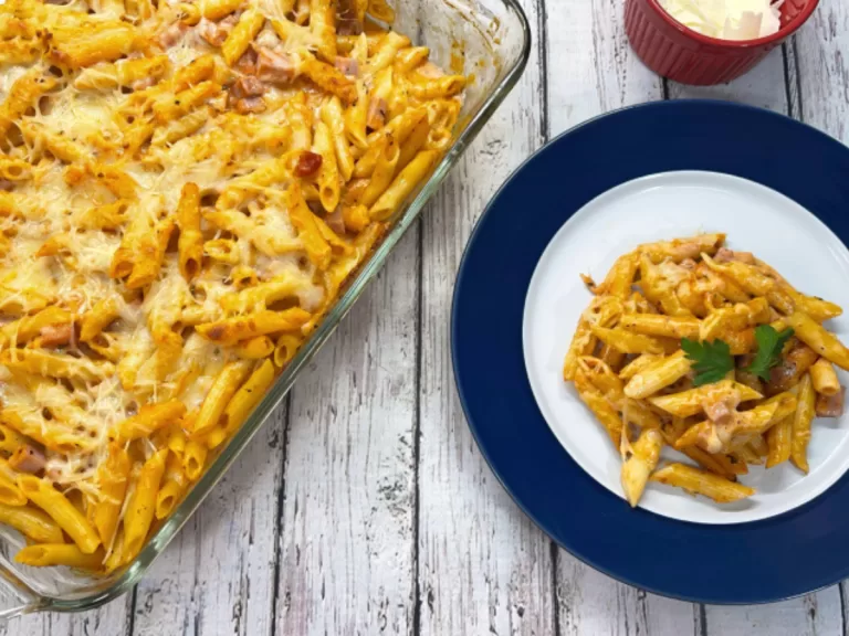 Receita de Macarrão de forno cremoso com presunto e queijo
