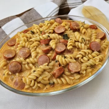 Macarrão rápido com salsicha