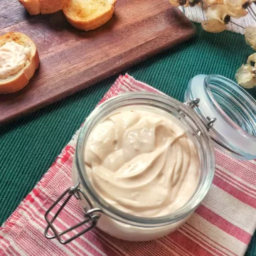 Maionese com ovo cozido e creme de leite