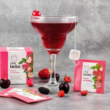 Manhattan com chá de frutas vermelhas