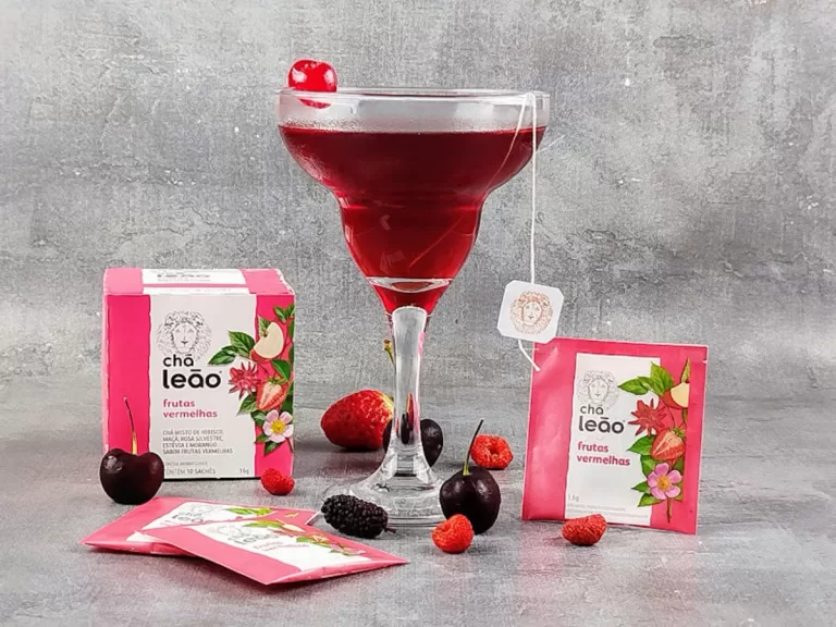 Receita de Manhattan com chá de frutas vermelhas