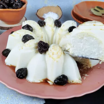 Manjar de coco com ameixa