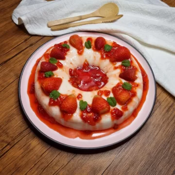 Manjar de coco com calda de morango