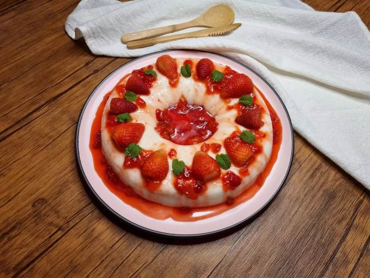 Receita de Manjar de coco com calda de morango