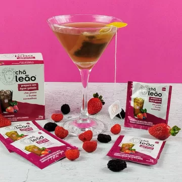 Martini com chá preto e frutas vermelhas