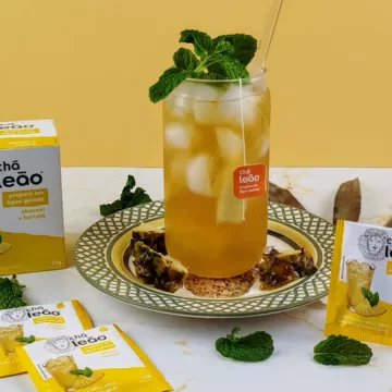 Matte tropical com abacaxi e hortelã