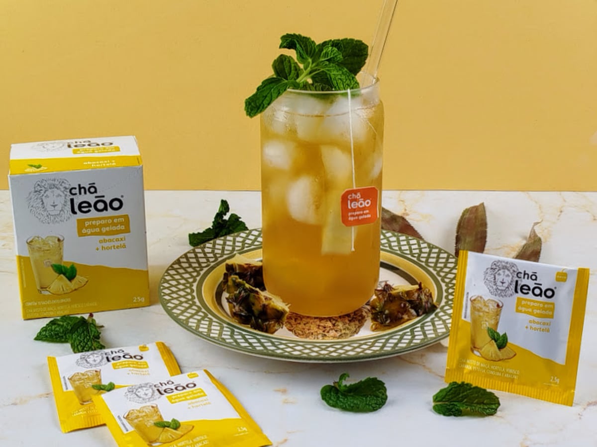 Matte tropical com abacaxi e hortelã
