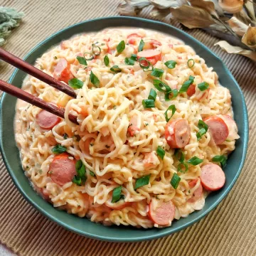 Miojo cremoso com salsicha
