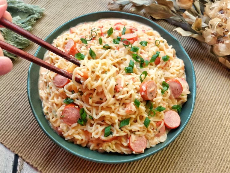Receita de Miojo cremoso com salsicha