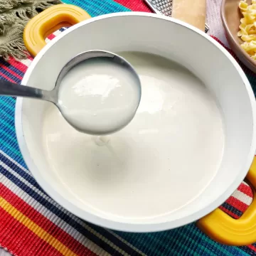 Molho branco com creme de leite e queijo