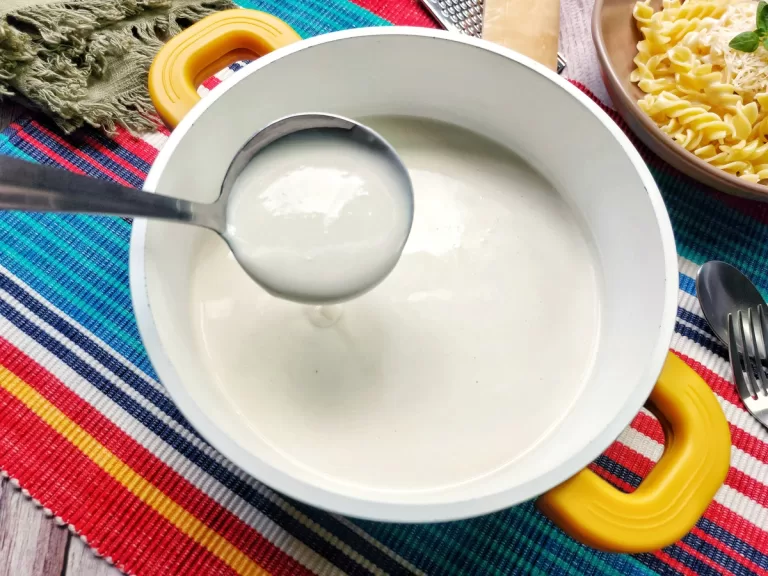 Receita de Molho branco com creme de leite e queijo