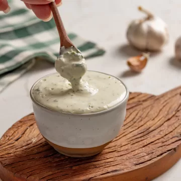 Molho de alho com creme de leite