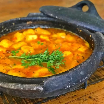 Moqueca capixaba de banana-da-terra