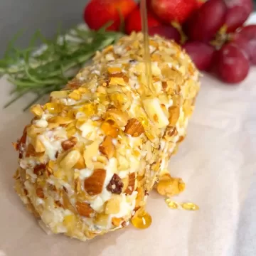 Mousse de brie com frutas secas e castanhas