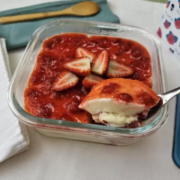 Mousse de leite condensado com morango