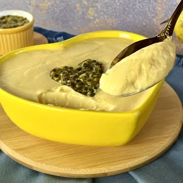 Mousse de maracujá com a fruta