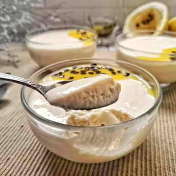 Mousse de maracujá com suco