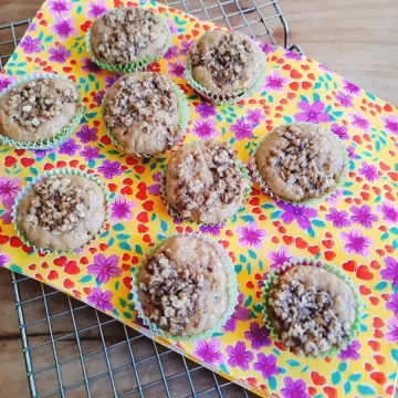 Muffin de banana com crocante de aveia