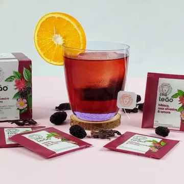 Negroni com hibisco e amora