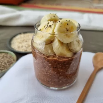 Overnight oats com cacau e banana