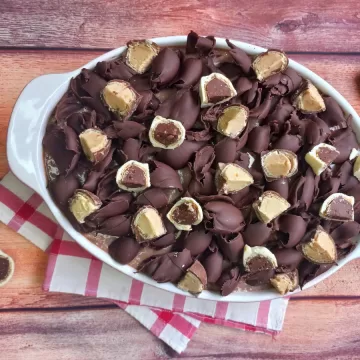 Ovo de Páscoa na travessa com bombons