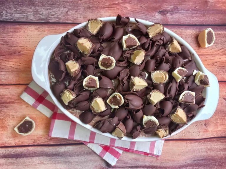 Receita de Ovo de Páscoa na travessa com bombons