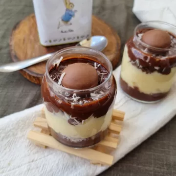 Ovo de Páscoa no pote de prestígio fácil