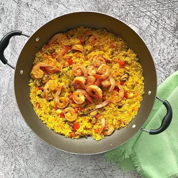 Paella com camarão e mexilhão