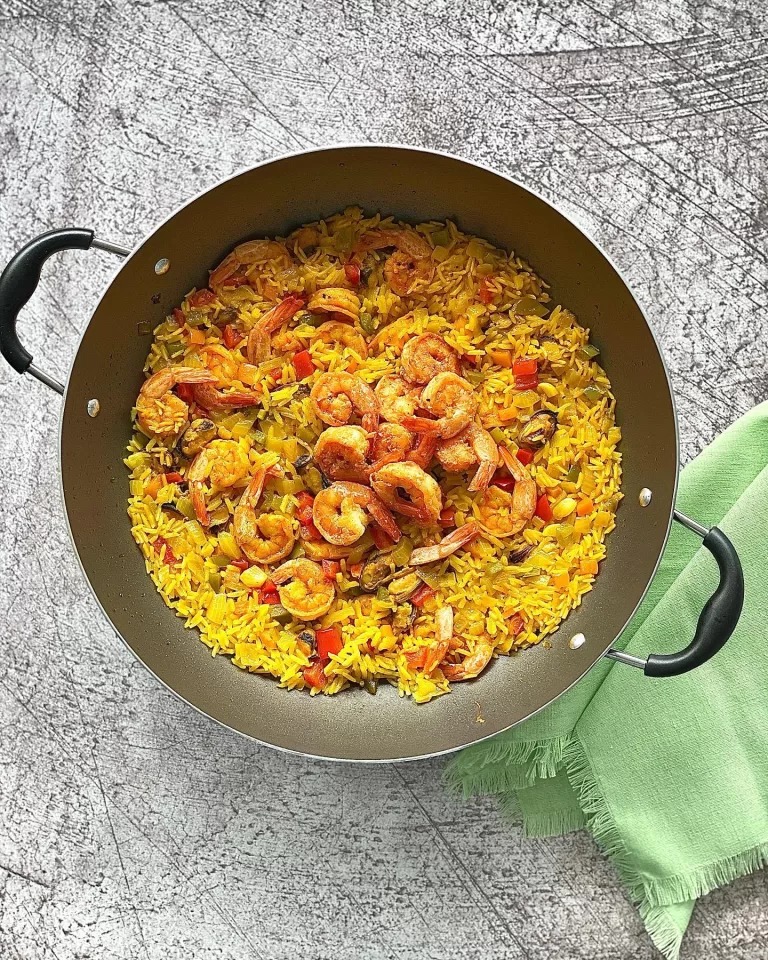 Receita de Paella com camarão e mexilhão