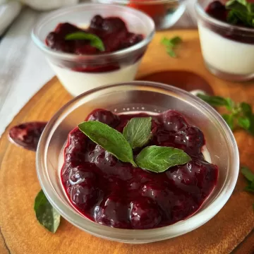 Panna cotta com geleia de frutas vermelhas